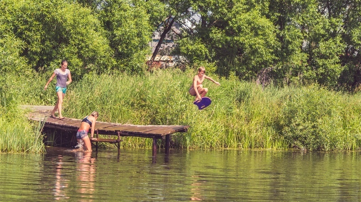 Купання в річці у Сватовому
