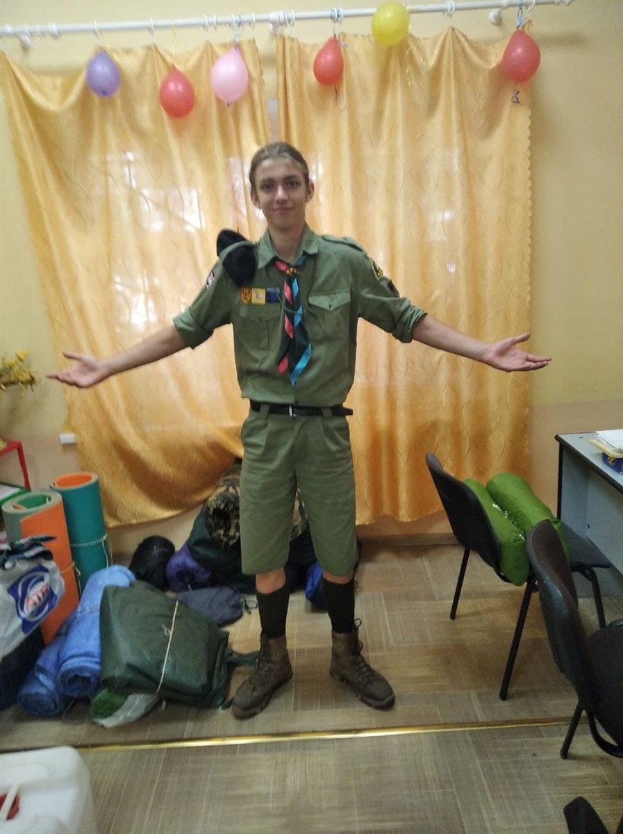 Хлопець Денис Папін у скаутській формі