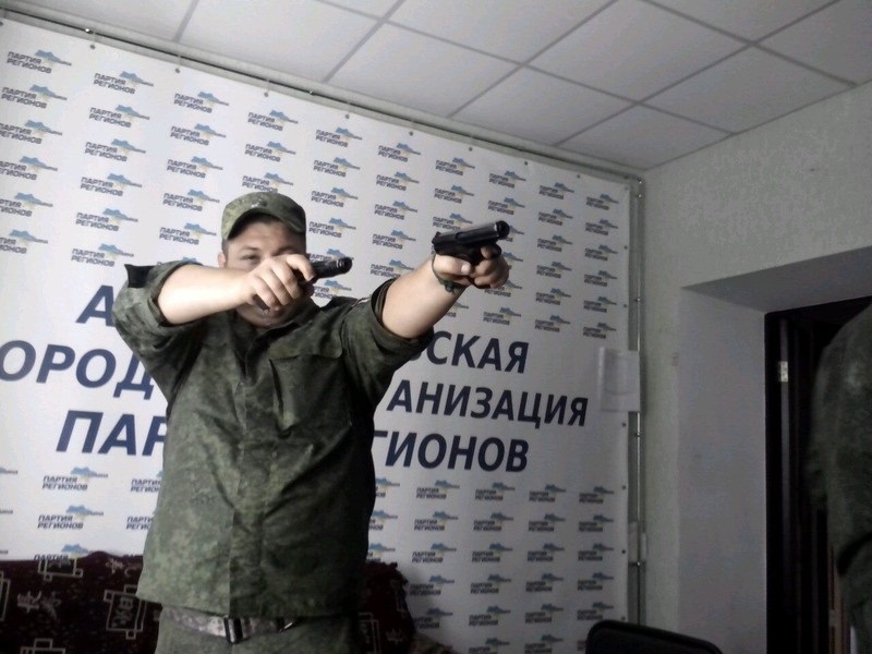 Боевик "Антрацитовской комендатуры" Александр Мещеряков в захваченном офисе "Партии регионов". 