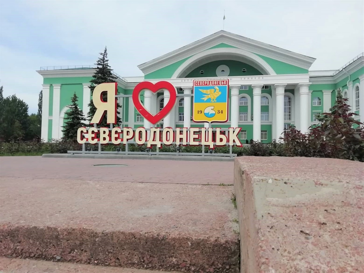 ДК Химиков недавно обновил цвет фасада на более насыщенный