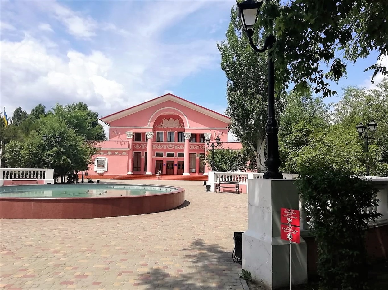 Луганский областной академический украинский музыкально-драматический театр отреставрировали  в 2017 году