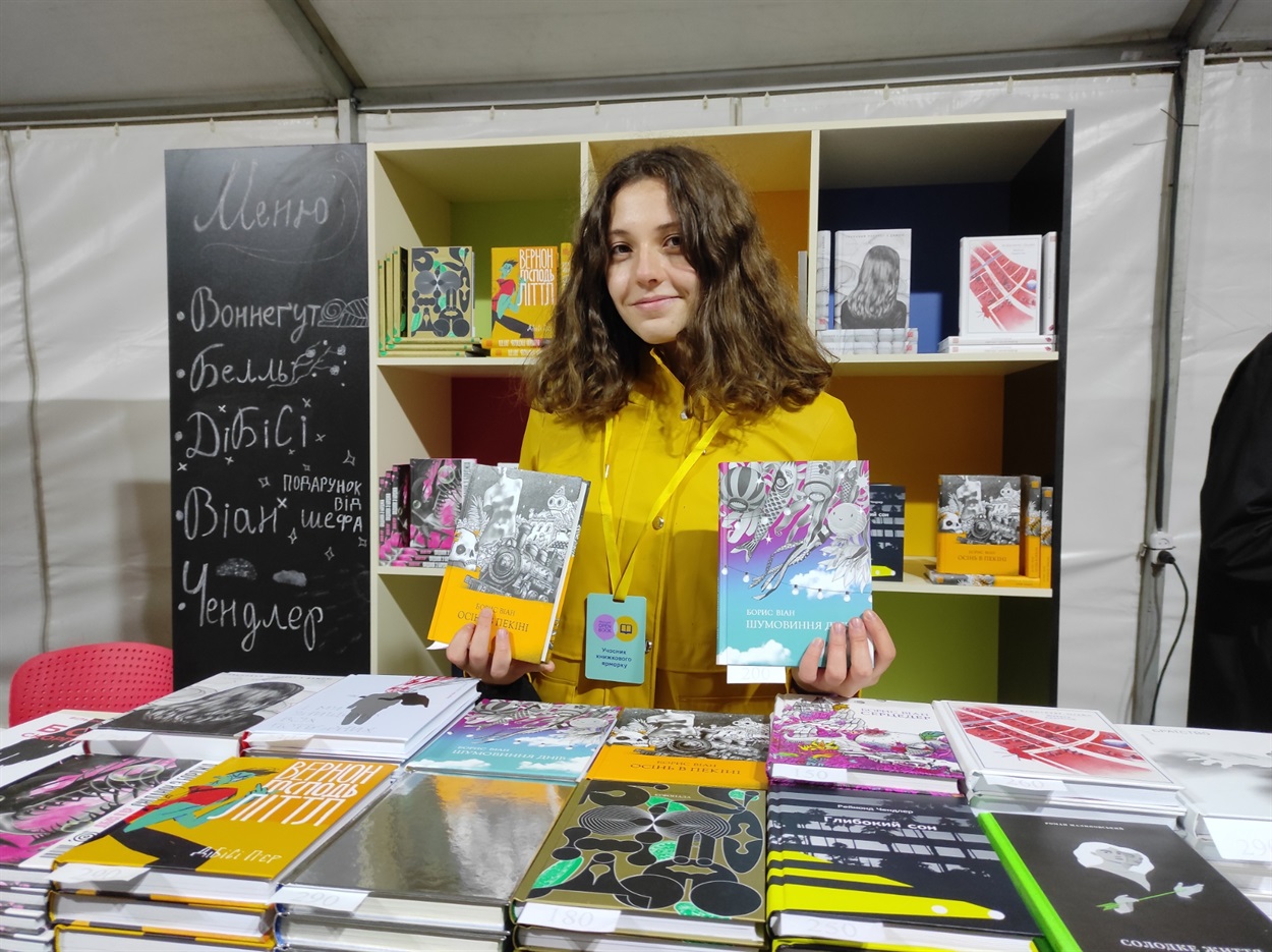 Катерина Храпович знайомить з асортиментом літератури