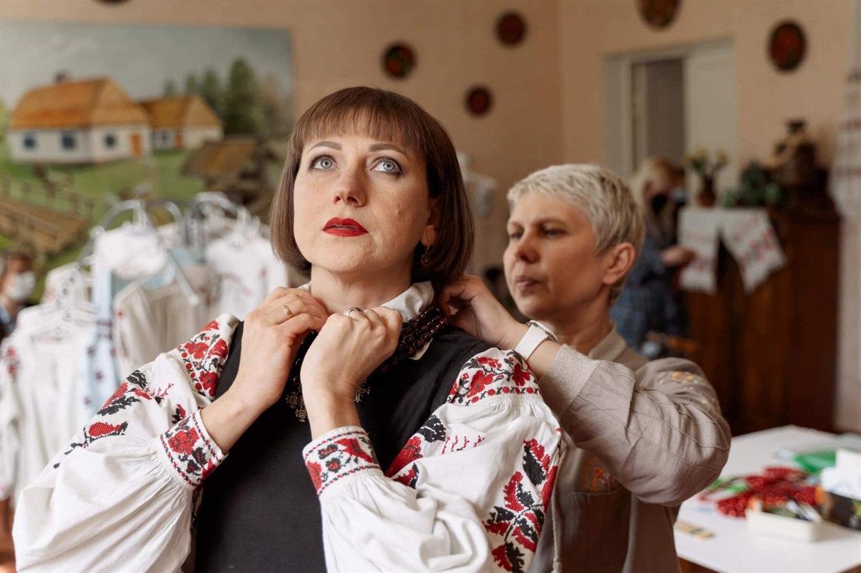 Ангеліна Шостак одягає національне вбрання