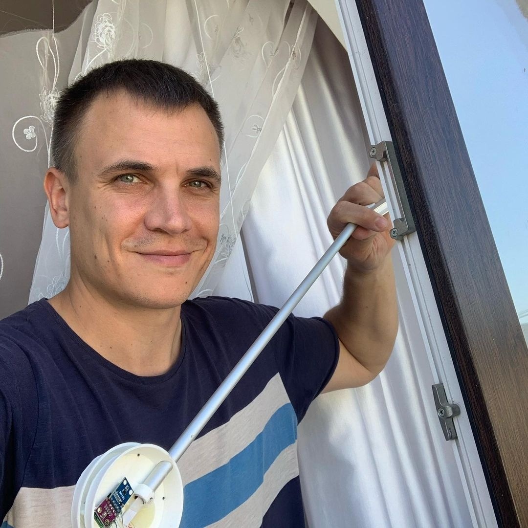 Микита відповідальний за виготовлення рамок та забивання цвяхів