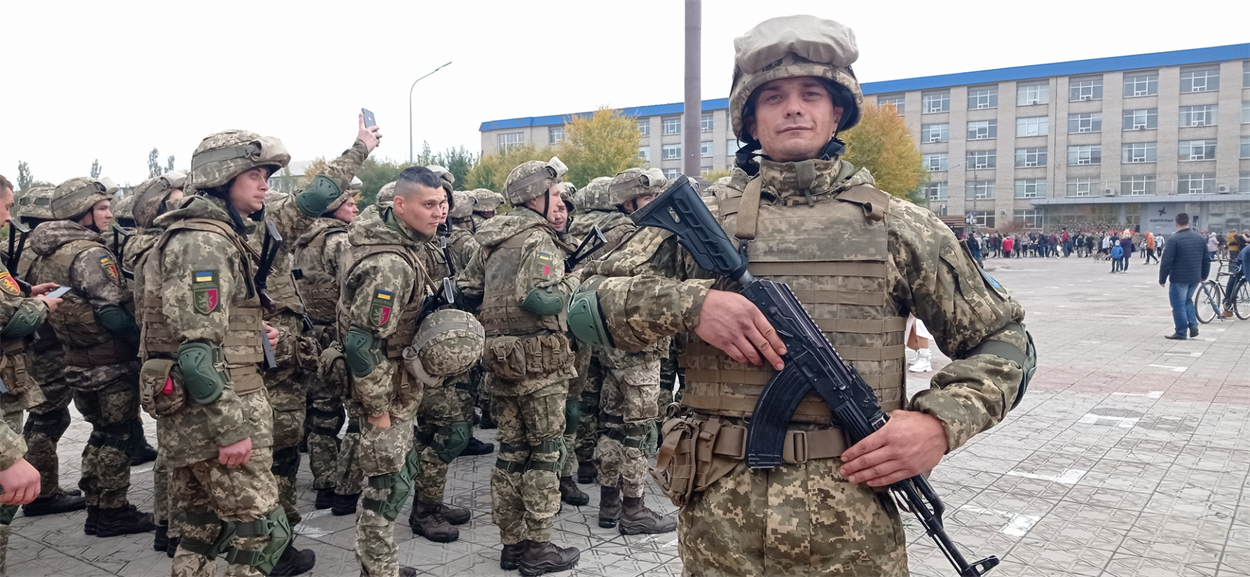 Український військовий на марші захисників