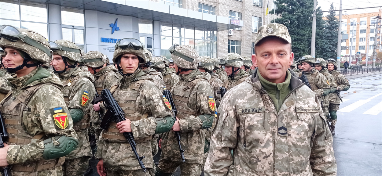Український військовий на марші захисників