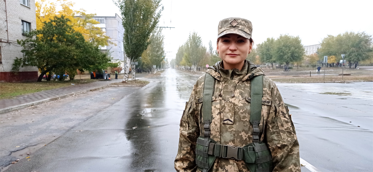 Українська захисниця на марші захисників