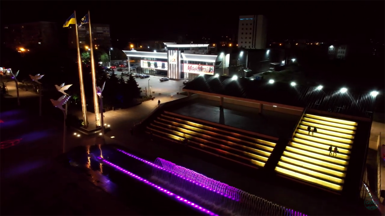 Площадь в Мариуполе вечером