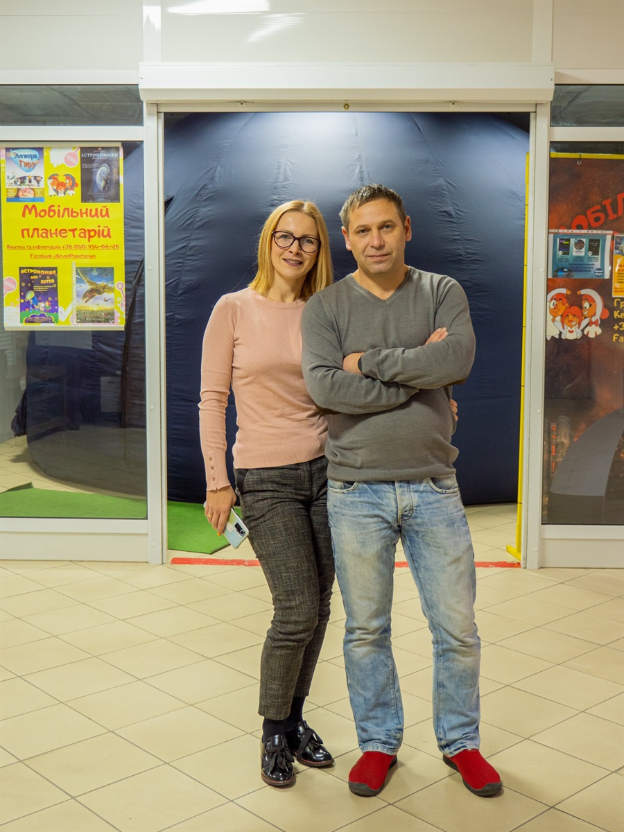 Ирина и Денис Ломковы, Денис отвечает за техническую сторону показа фильмов