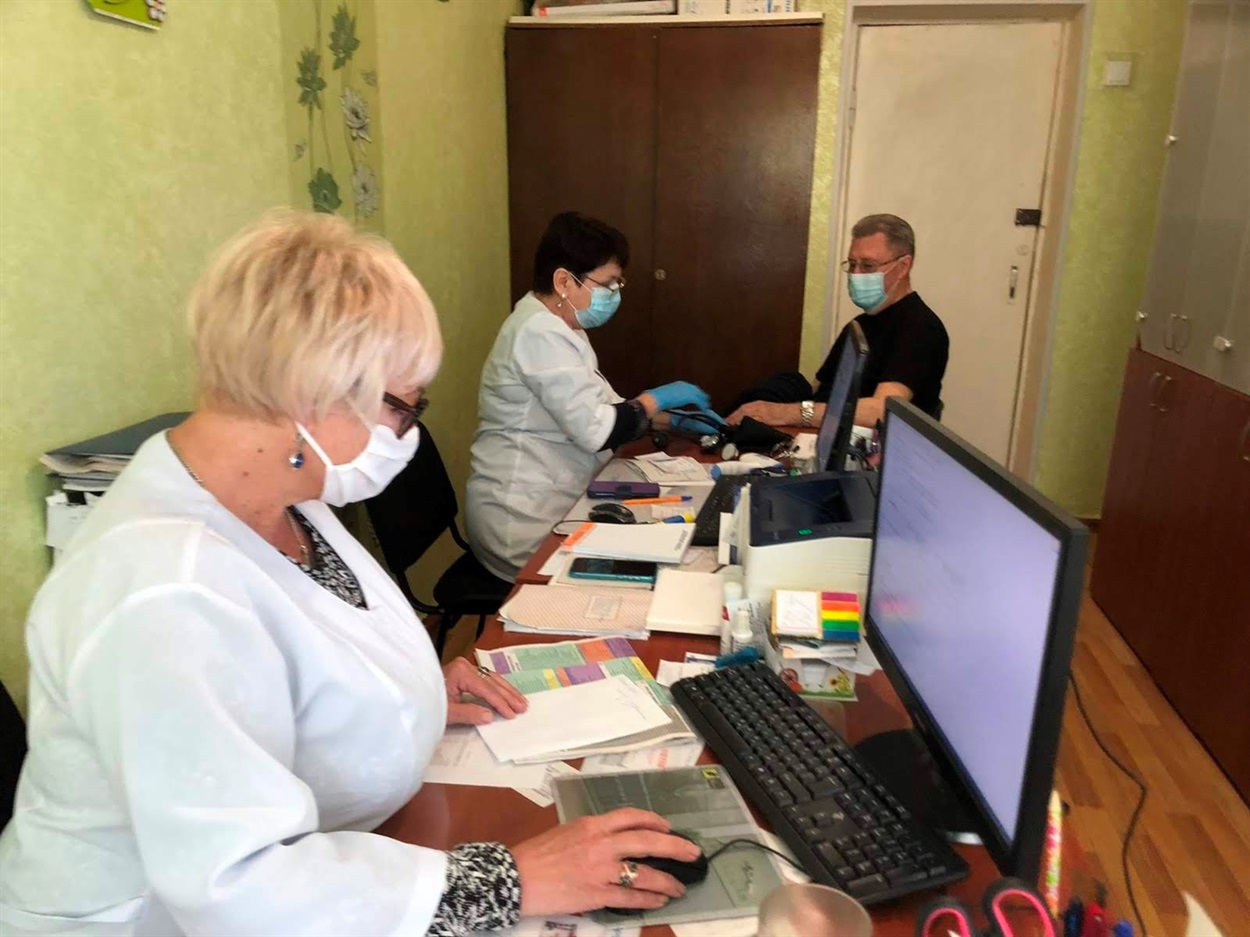 Працювати доводиться понаднормово, роботу брати додому