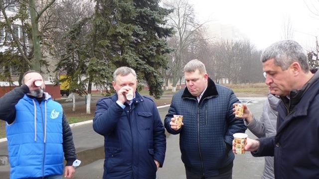 чиновники пьют воду из крана