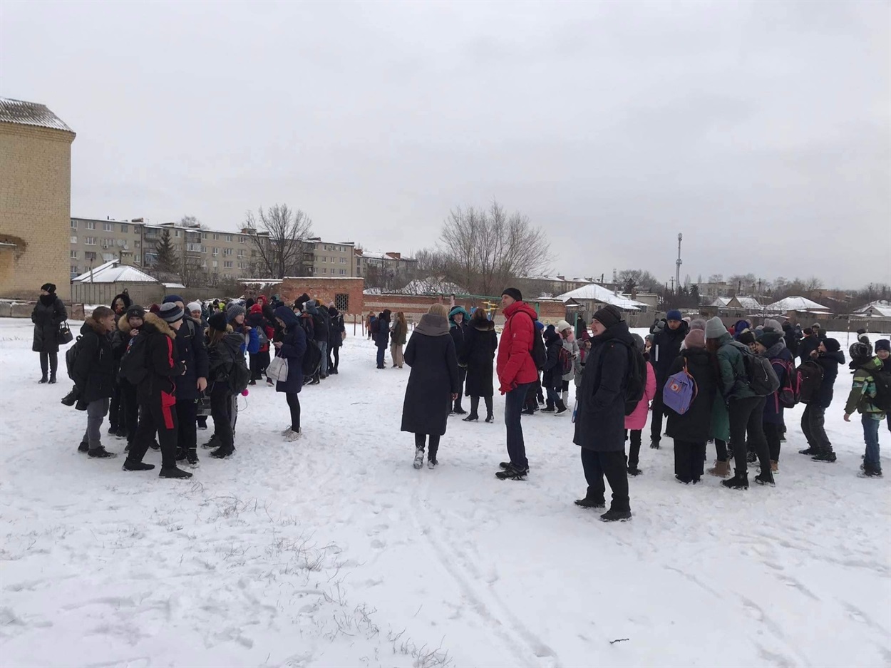 Многим родителям происшествие серьезно нарушило планы на день.