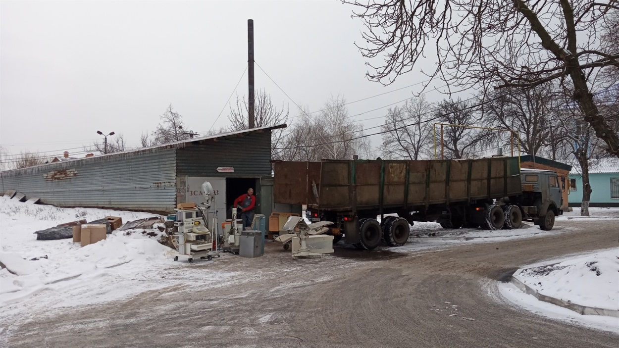 Вывоз хлама из убежища на территории городской клинической больницы.
