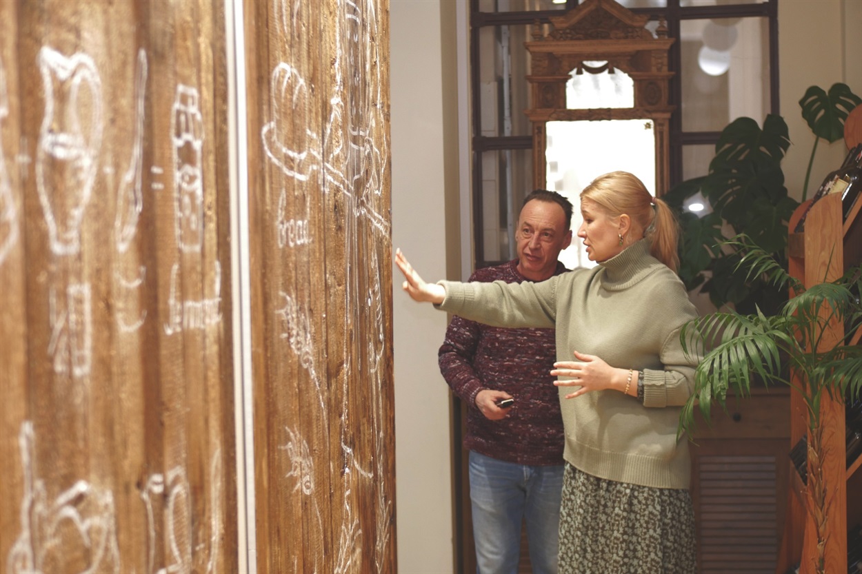 Елена Климошенко рассказывает  о том, как и из чего оформлялся ресторан.