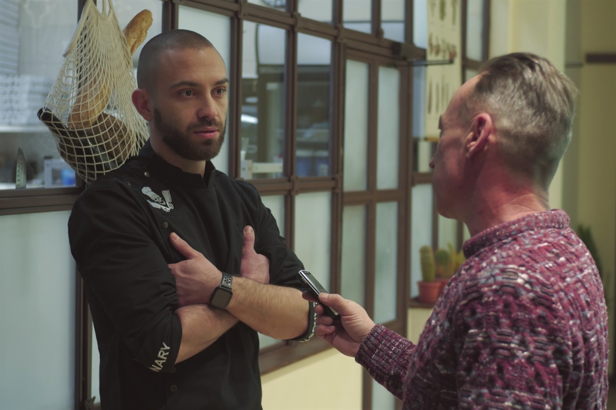 От зала для посетителей "производственную" часть ресторана отделяет стеклянная стена.