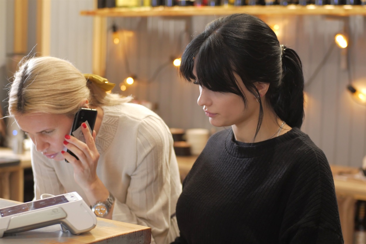 Администратор Ольга принимает заказ на доставку еды.