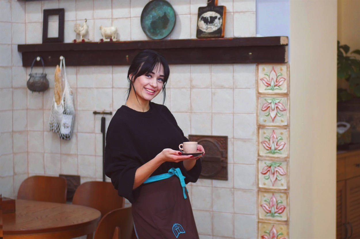 В “Духовка Бар” Женя работает всего несколько дней и пока очень волнуется..