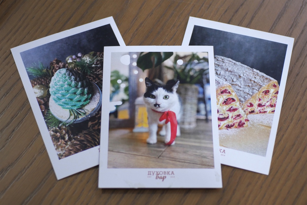 За специфические черные “усики”, некоторые гости в шутку называют Мурку именем известного диктатора.