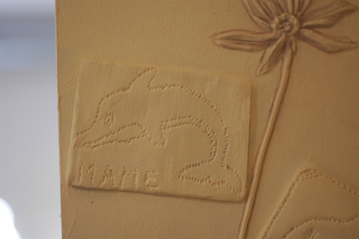 В настенные барельефы ресторана "вписаны" предметы от родных и близких. 