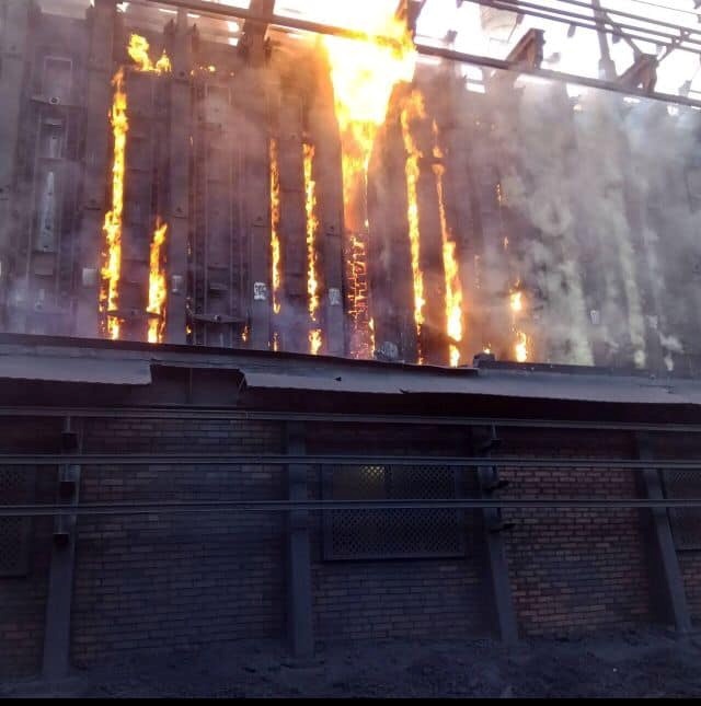 В результате обстрела на КХЗ начался пожар.