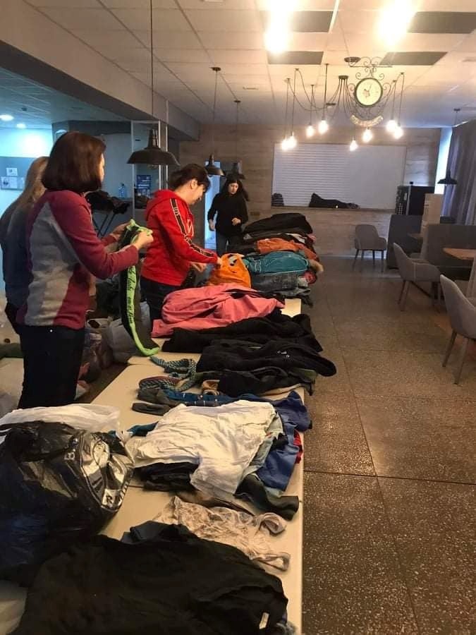 Эвакуированные 8 марта из Волновахи в церкви “Добрая Весть” в Славянске разбирают необходимые вещи