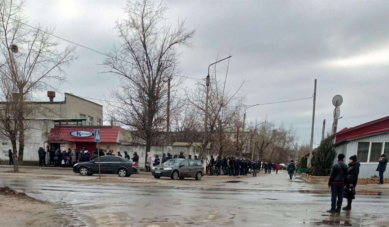 Очередь за хлебом в Северодонецке