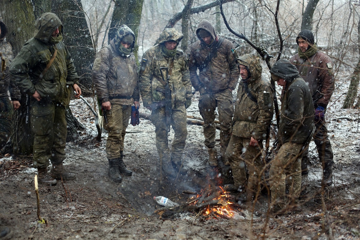 Українські артилеристи гріються біля вогнища на вогневій позиції у Луганській області