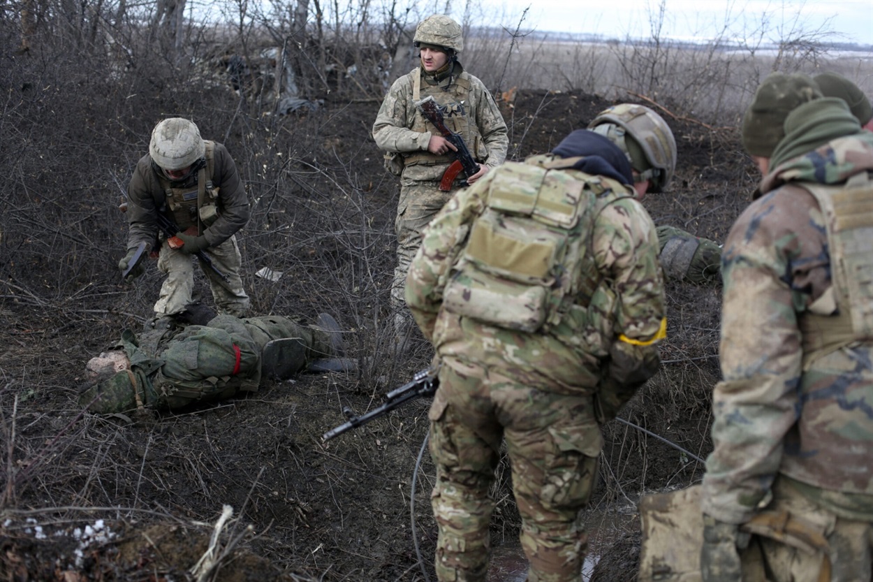 Українські піхотинці на своїх позиціях після невдалої атаки супротивника у Луганській області