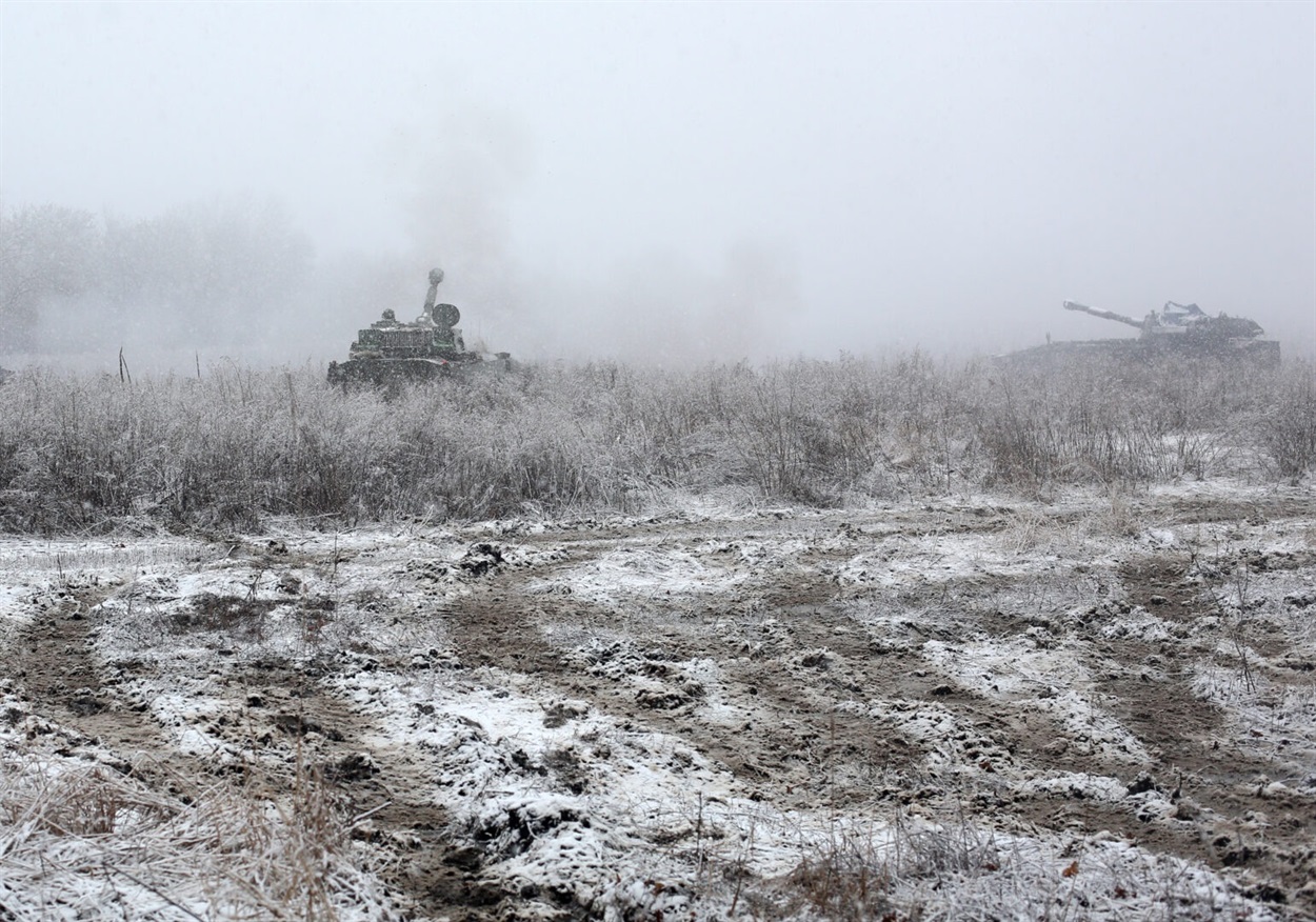 Українські артилеристи ведуть вогонь по ворогові у Луганській області