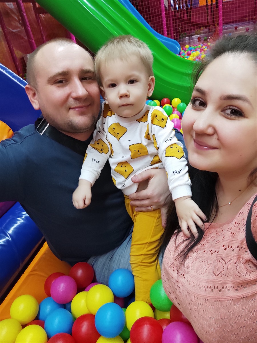 Це ми з чоловіком і сином за місяць до війни