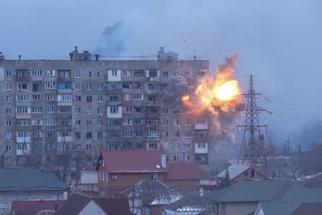 Будинок моєї мами. Пряме потрапляння, їхня квартира на шостому поверсі