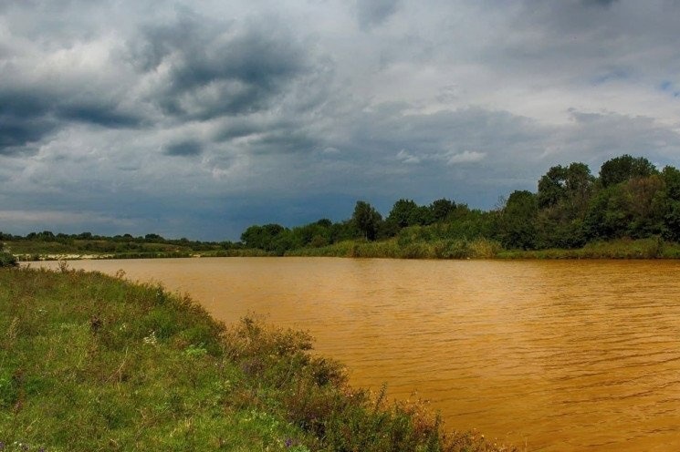 Шахтні води мають помаранчевий колір