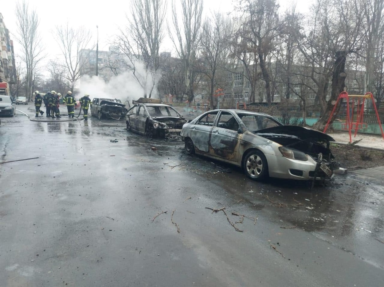 Понівечені автівки у перші дні війни, Маріуполь