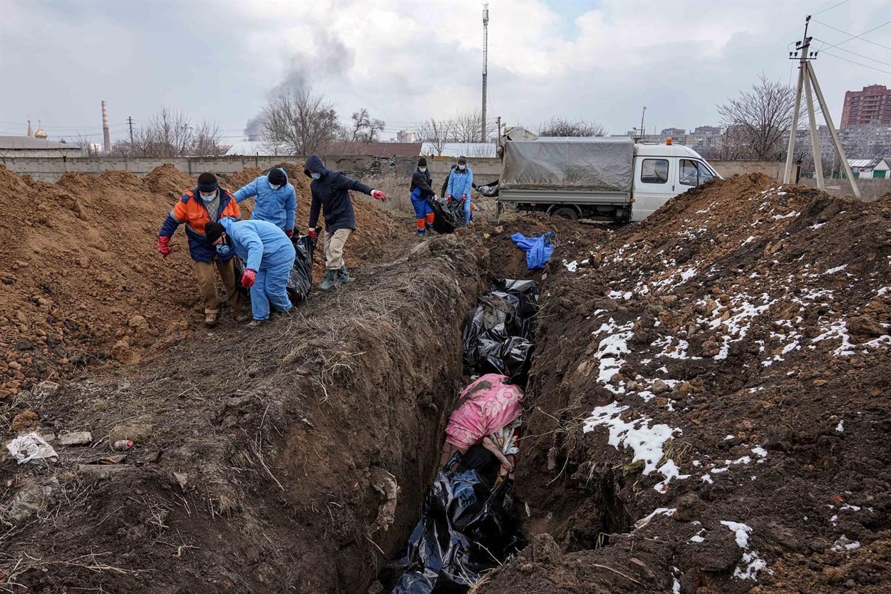 Братські могили Маріуполя пролягають через все місто. 