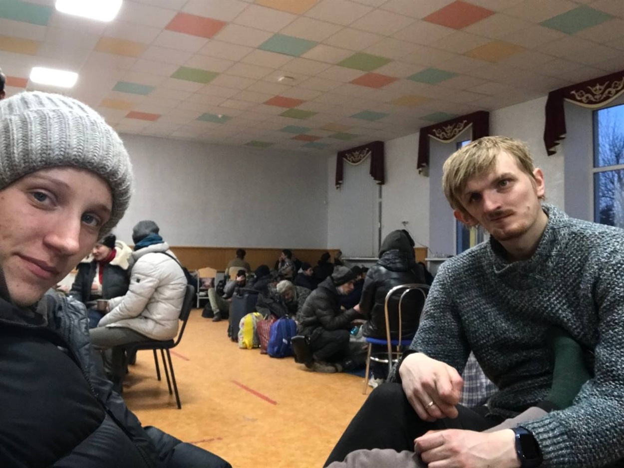 Каріна та Влад у таборі для біженців у Нікольському