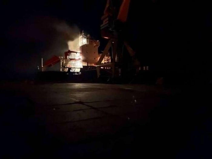 Пожар на торговом сухогрузе "Азбург"