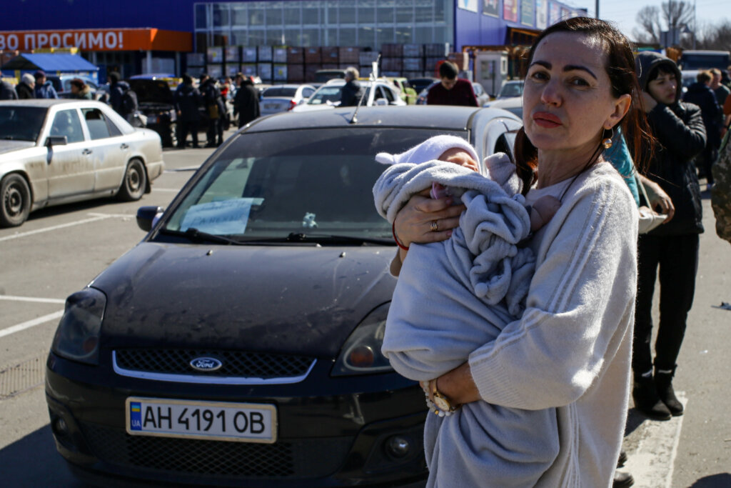 Машина из Мариуполя прибыла в Запорожье, где ежедневно принимают несколько тысяч беженцев