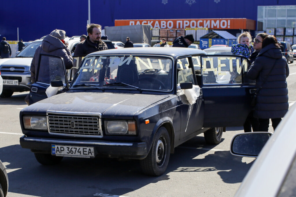 Жители Мариуполя пластырем пишут на машине "ДЕТИ", чтобы российские военные не расстреляли авто.
