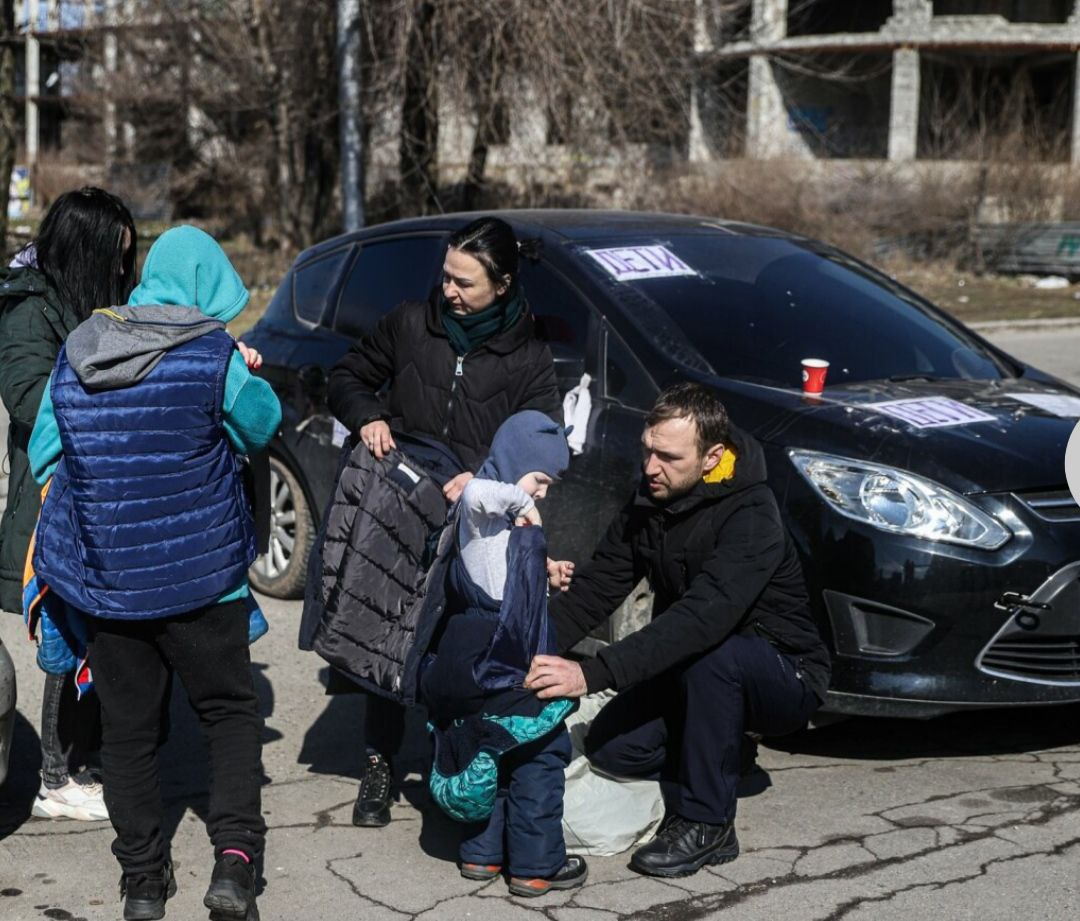 На этом авто волонтёру удалось вывезти из Мариуполя две семьи с детьми. Дорога заняла 12 часов. В некоторых местах мужчина проезжал в 30 см от мин, рискуя своей жизнью и жизнями своих пассажиров. Но ему удалось проехать и спасти детей