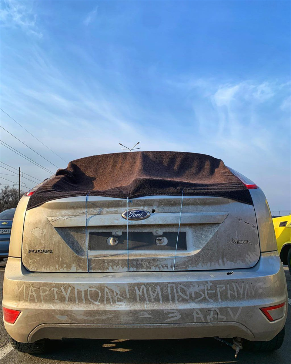 На пыльном бампере надпись "Мариуполь. Мы вернулись из ада".