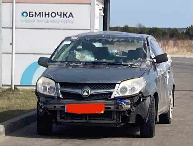 Машина на польско-украинской границе. На этой машине мариупольцы проехали всю Украину с востока на запад