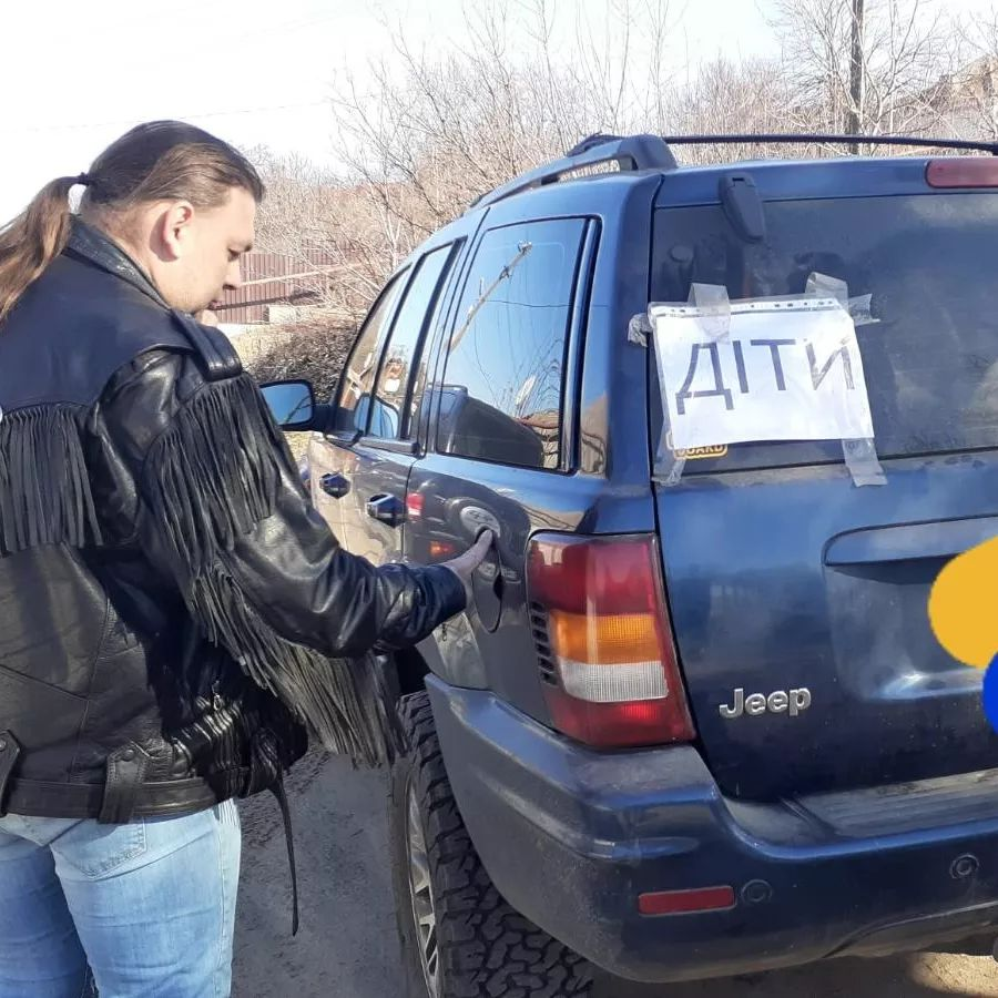 Волонтёр и музыкант из Днепра Иван Ворон эвакуировал три десятка людей с детьми и одной собакой из Мариуполя на двух авто. Волонтёры проехали более 700 км и прошли более 60 российских блокпостов. Люди целы и в безопасности