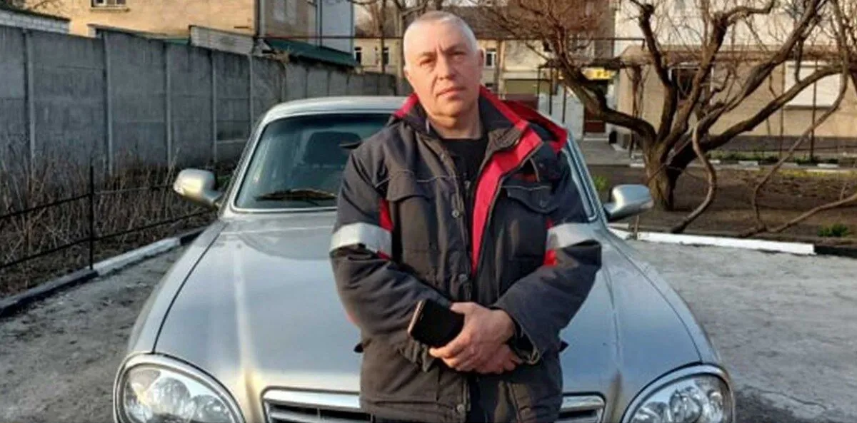 На старой волге механик из Мариуполя вывез 180 людей из осажденного города, рискуя собственной жизнью. Только после того, как он эвакуировал людей, уехал с семьей из Мариуполя