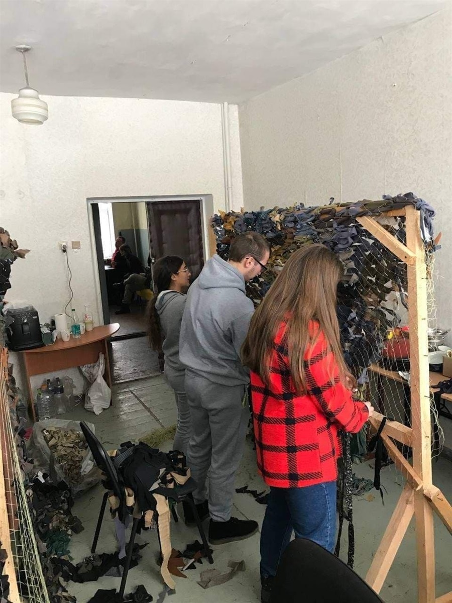 Волонтери плетуть маскувальні сітки. 