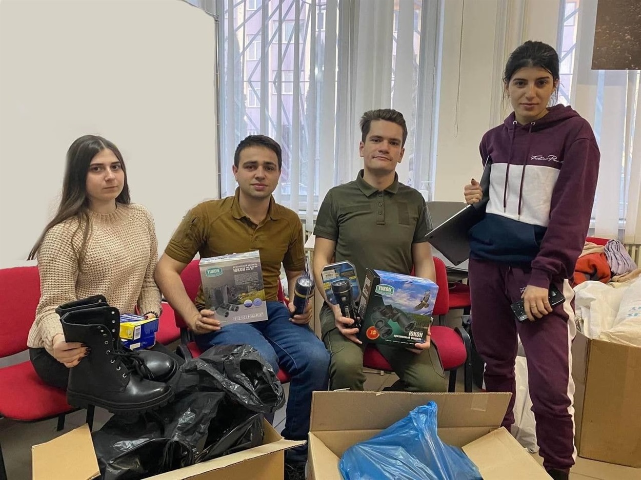 Волонтери допомагають військовим. 