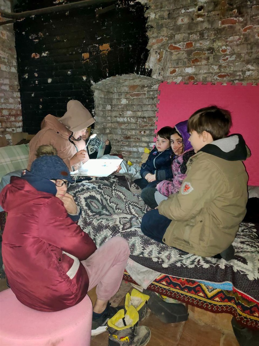 Діти навчаються у бомбосховищі без світла. 