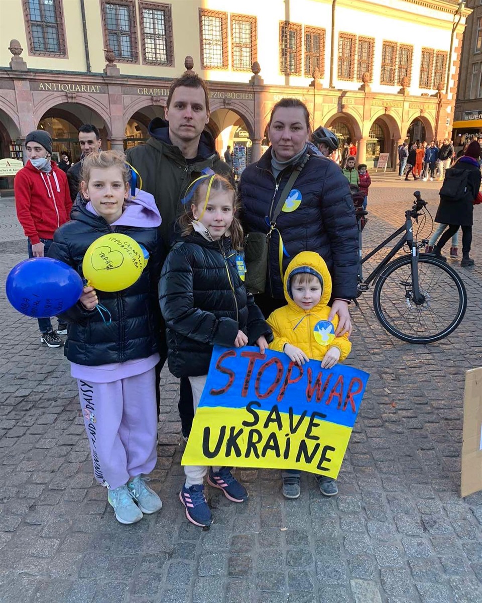 З цим саморобним плакатом родина біженців була на одному мітингу в Берліні щодо запровадження ембарго на російську нафту та газ та двох в Лейпцигу на підтримку України