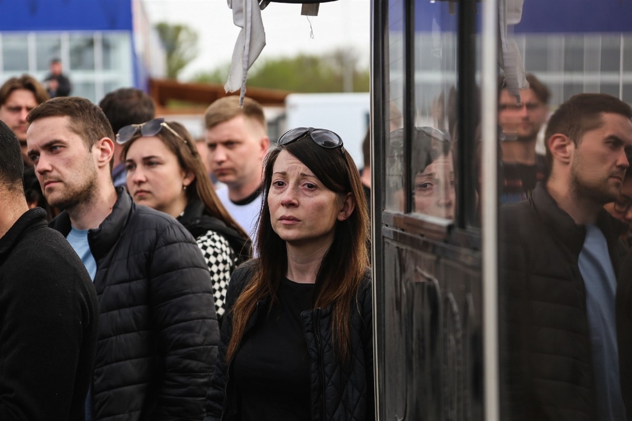 Жінка, яка чекала в Запоріжжі своїх близьких, евакуйованих з "Азовсталі"