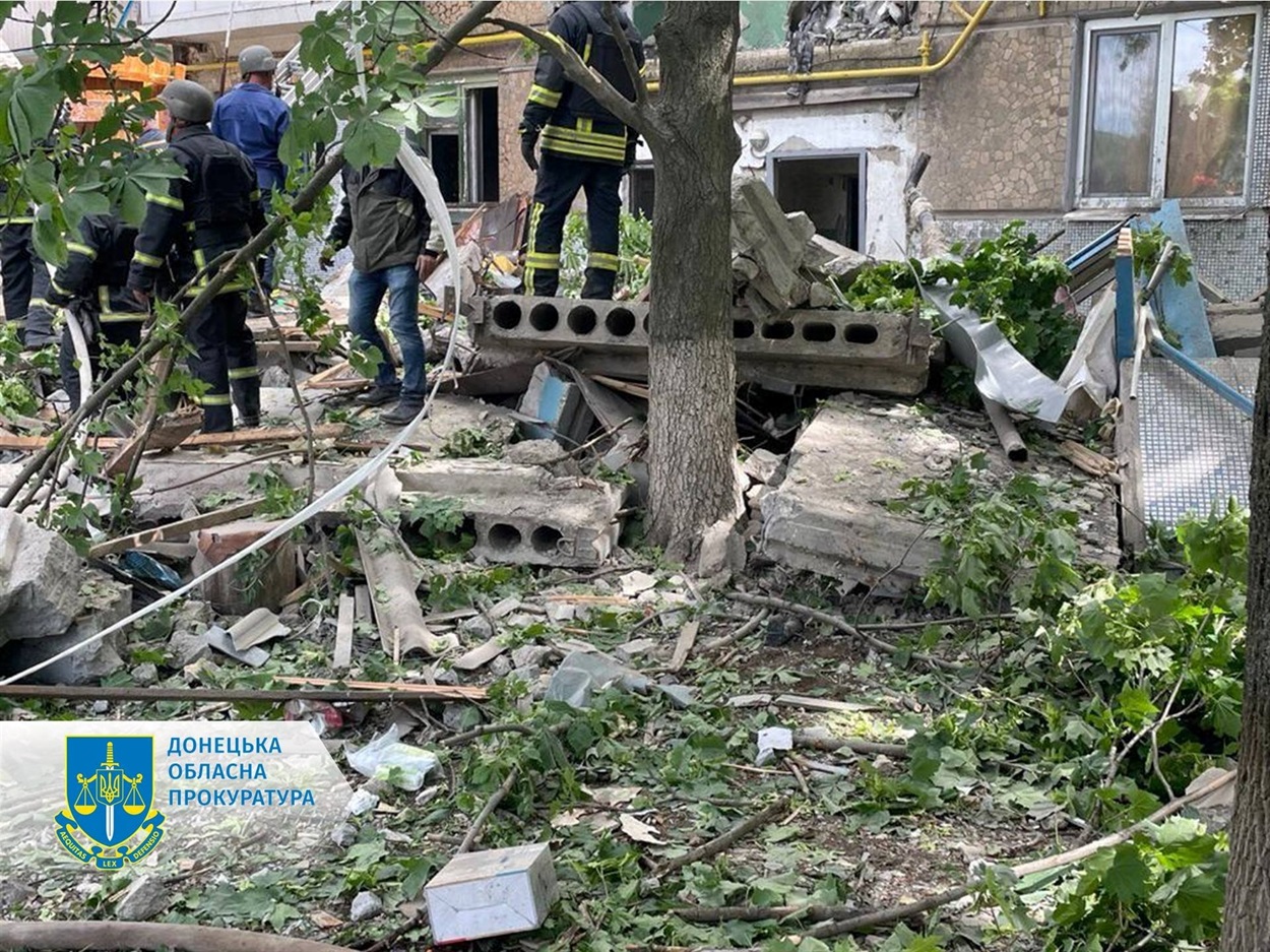 Бахмут, обстріл багатоквартирного будинку