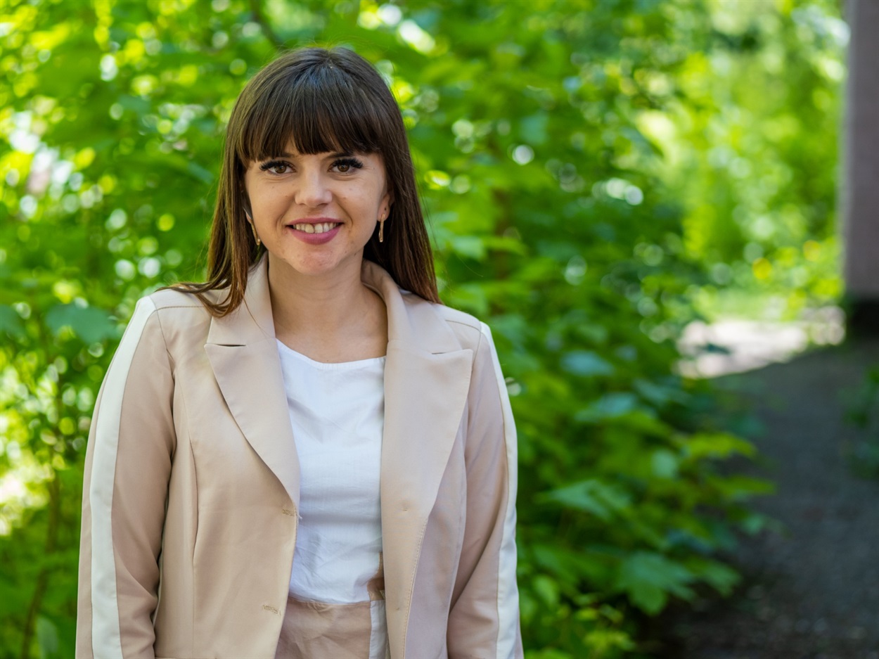 Ганна Рясна проводить екскурсію шелтером